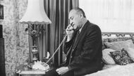 Jerry Adler in Manhattan Murder Mystery (Image via TriStar Pictures)
